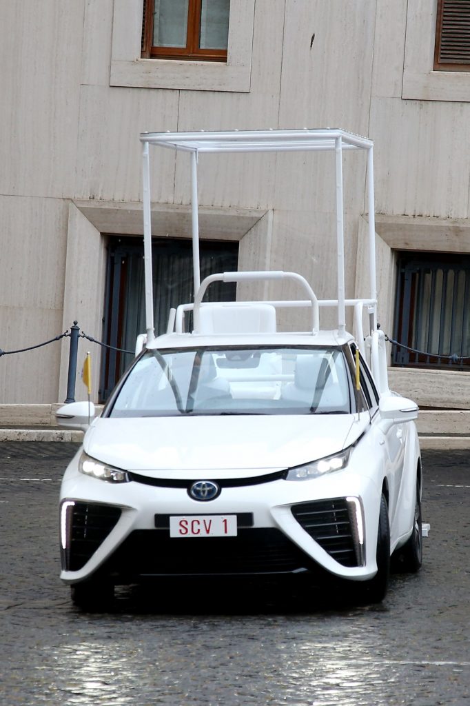 Papež František dostal vodíkový papamobil | Toyota Life