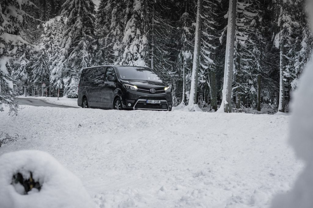 7 užitečných tipů, jak jezdit bezpečně na sněhu a náledí | Toyota Life