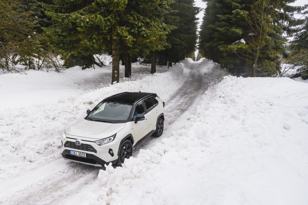 7 užitečných tipů, jak jezdit bezpečně na sněhu a náledí | Toyota Life
