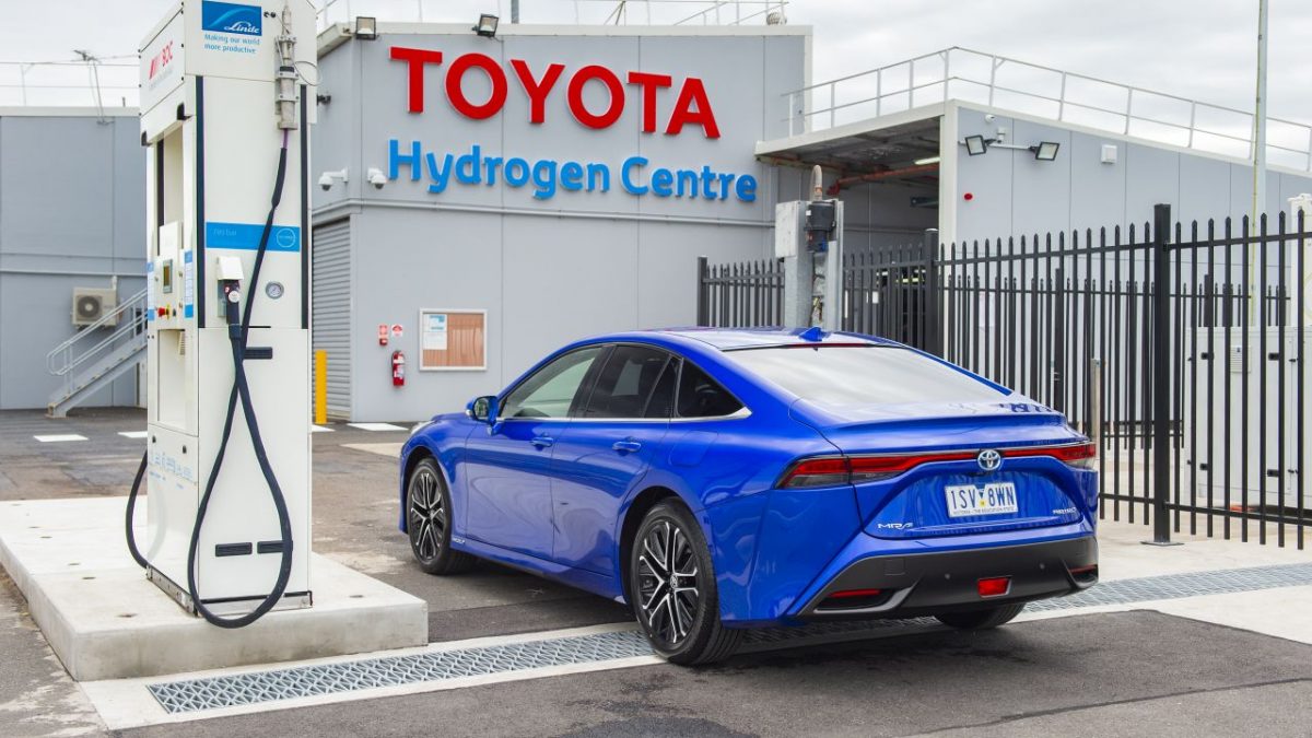 Toyota začala v Austrálii vyrábět bezemisní vodík