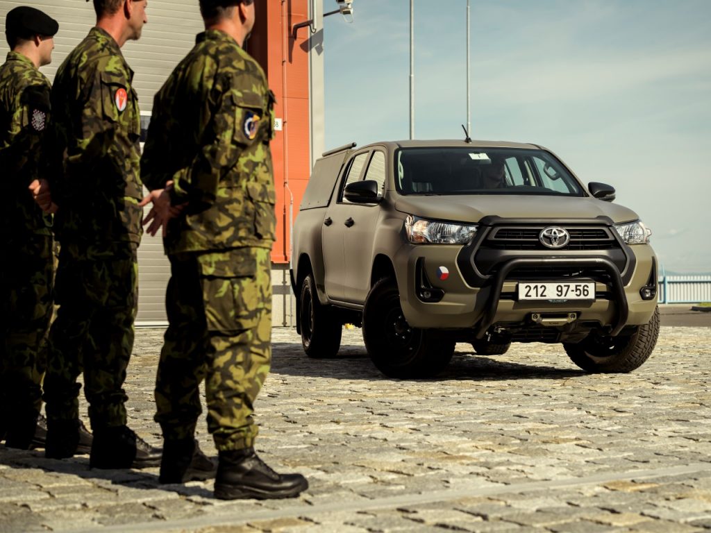 Armáda ČR teď jezdí v Hiluxech. Nahradila 60 let staré vozy | Toyota Life