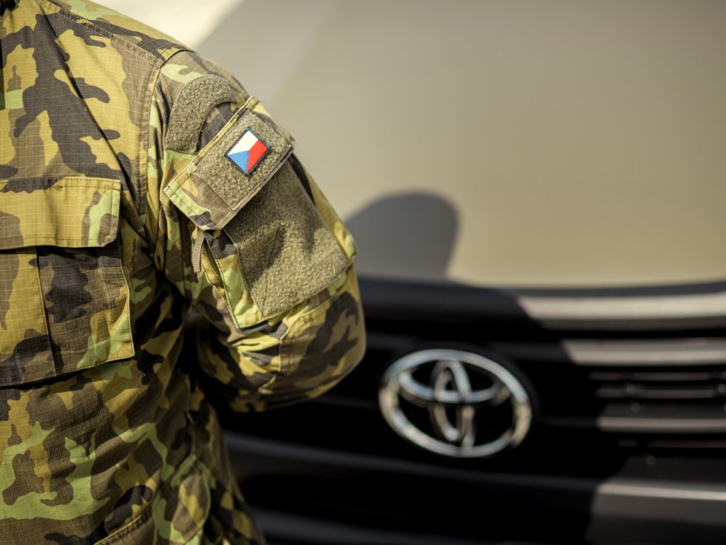 Armáda ČR teď jezdí v Hiluxech. Nahradila 60 let staré vozy | Toyota Life
