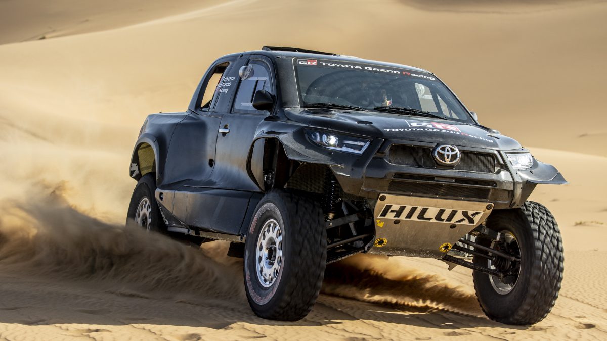 Mrkněte na stroj, s nímž Toyota míří na Dakar. A kdo vlastně pojede?