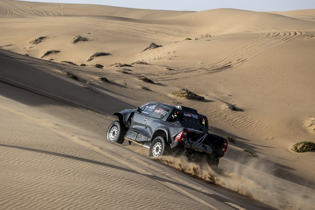 Mrkněte na stroj, s nímž Toyota míří na Dakar. A kdo vlastně pojede? | Toyota Life