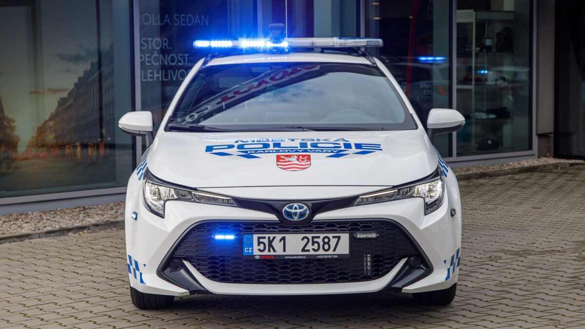 Městská policie opět volí Toyotu. Čím jezdí v Trutnově a Karlových Varech?