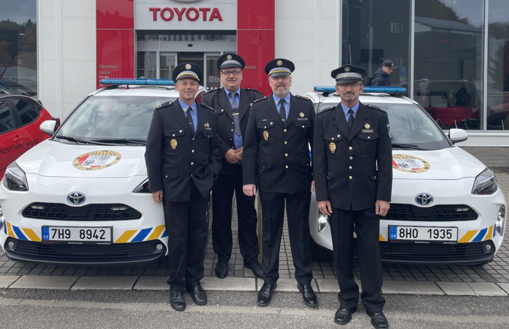 Městská policie opět volí Toyotu. Čím jezdí v Trutnově a Karlových Varech? | Toyota Life