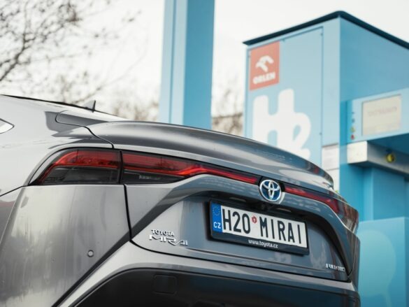 Česko jezdí na vodík. V Praze se otevřela první čerpací stanice | Toyota Life