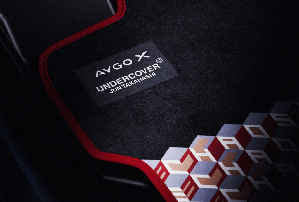 Dokonalý módní doplněk: Aygo X ozdobila značka Undercover | Toyota Life