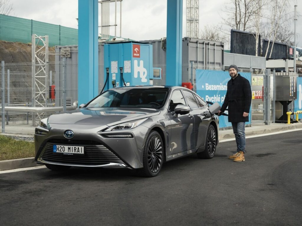 Česko jezdí na vodík. V Praze se otevřela první čerpací stanice | Toyota Life